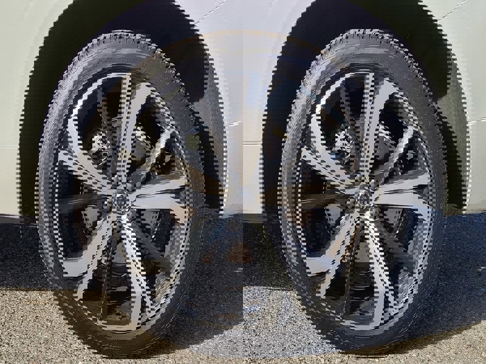 Certified 2024 Volvo XC60 T8 Ultimate w/ Protection Package Premier image 9