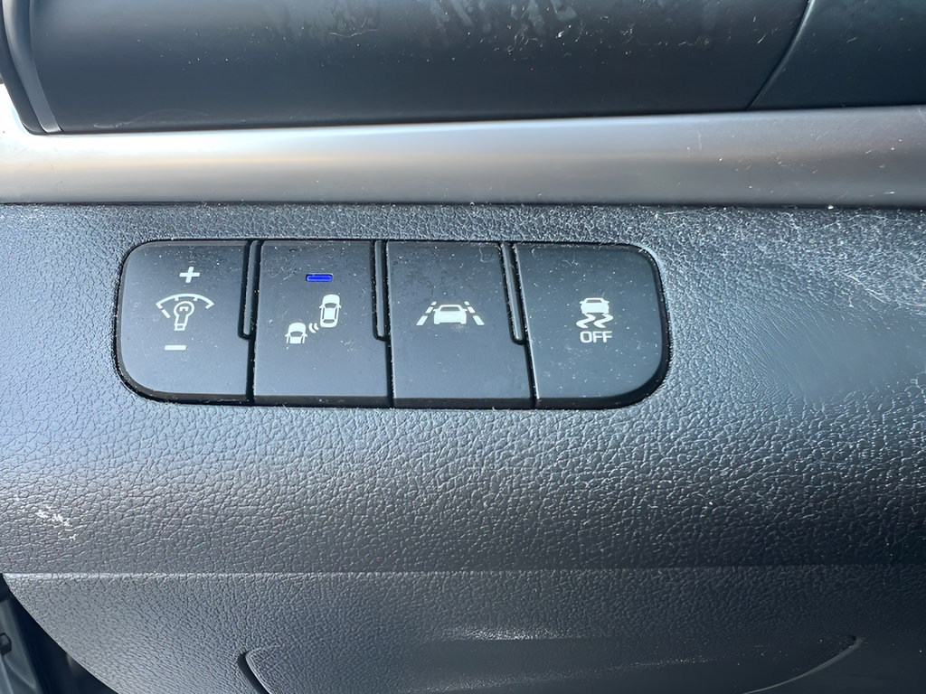 Used 2020 Hyundai Elantra Sedan FWD image 18