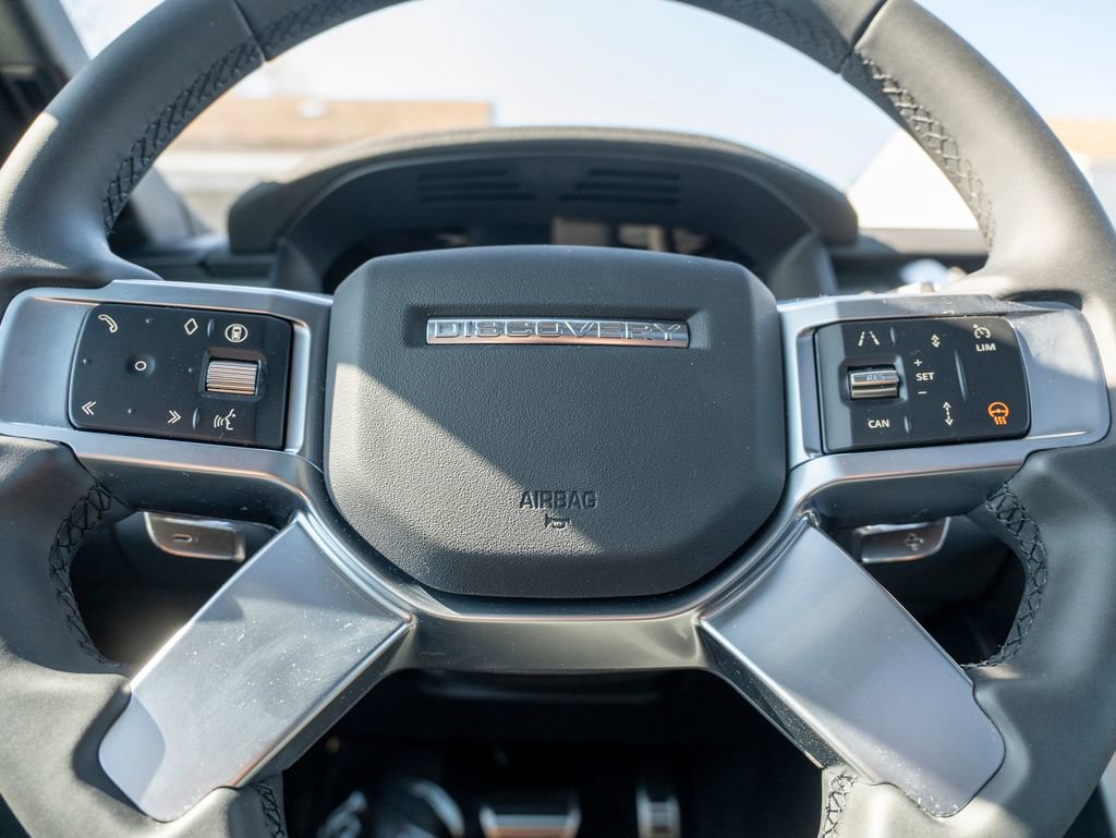 New 2025 Land Rover Discovery Dynamic SE image 14