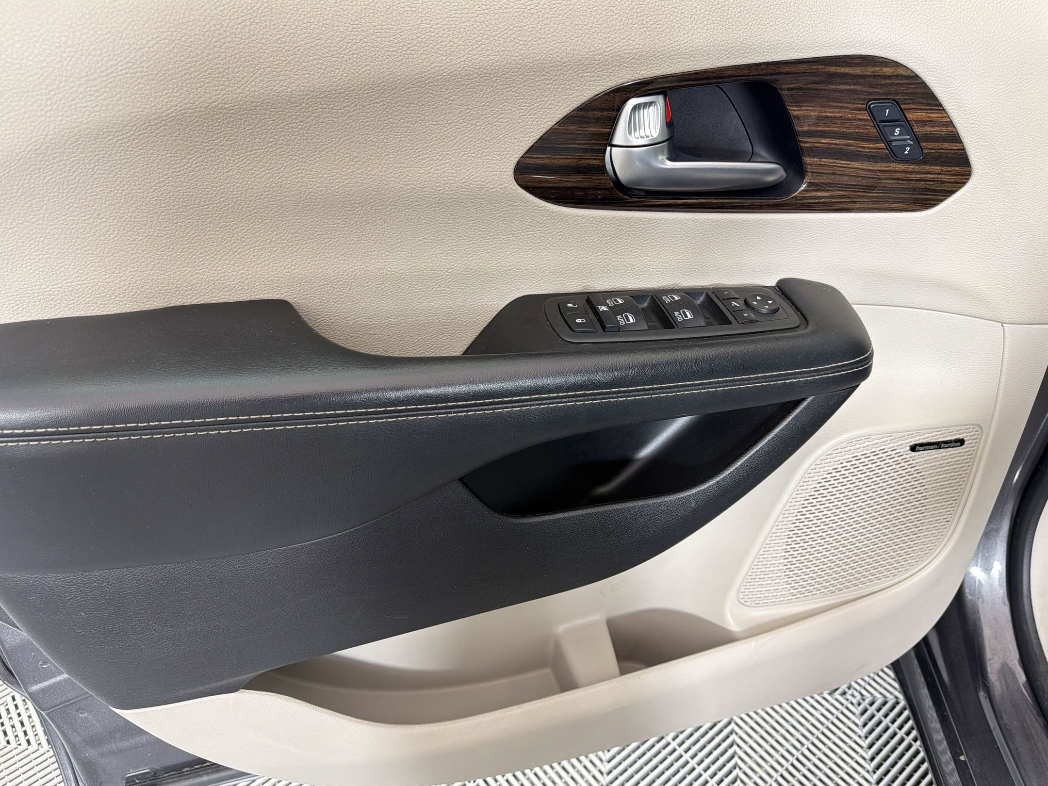 Used 2022 Chrysler Pacifica Limited FWD image 15