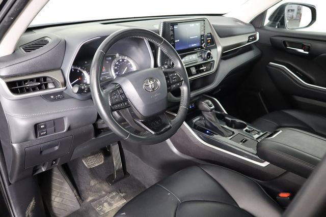Used 2022 Toyota Highlander XLE FWD image 28