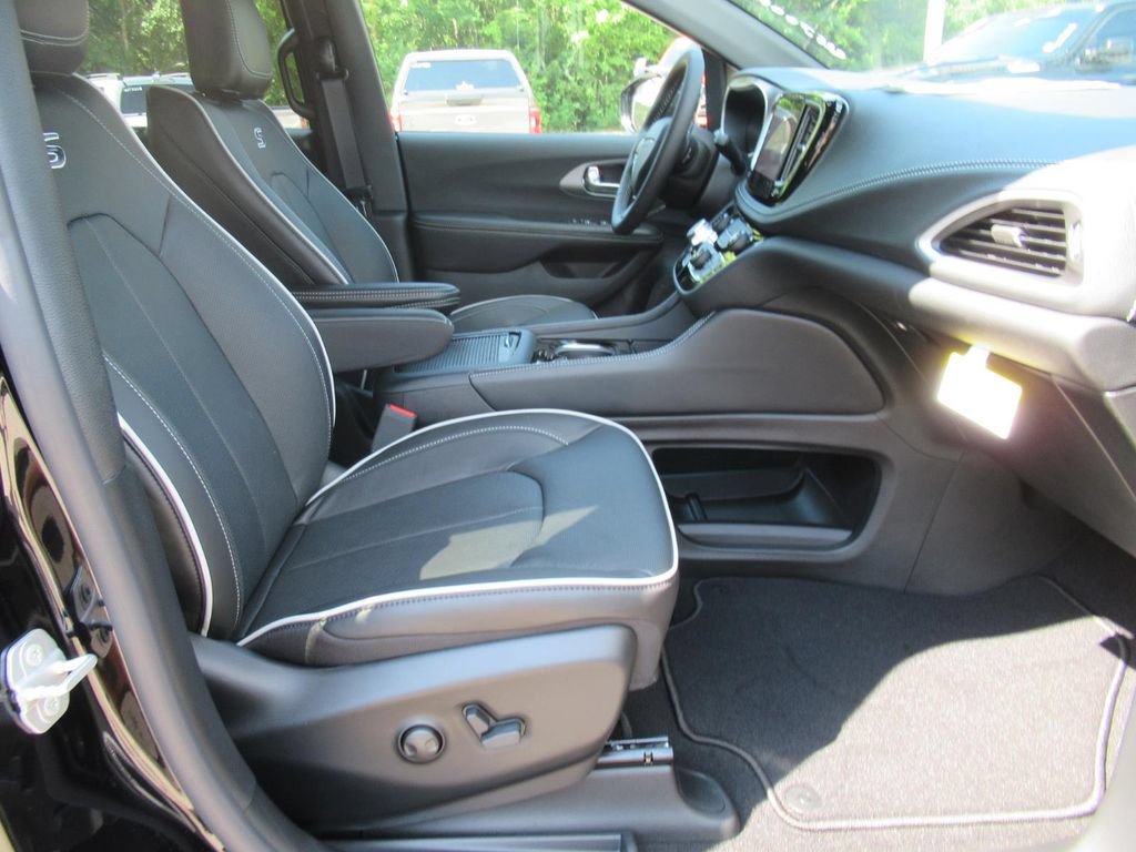 New 2027 Chrysler Pacifica Limited FWD image 10