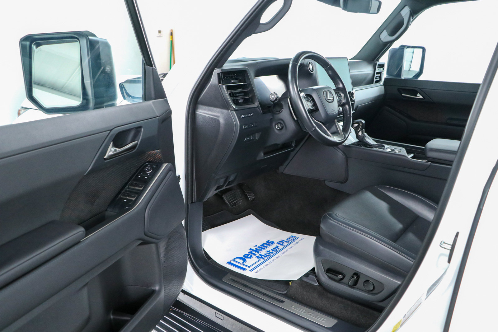 Used 2025 Lexus GX 550 w/ Accessory Package (2T) AWD/4WD image 3