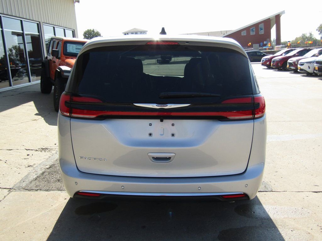 New 2026 Chrysler Pacifica Select image 4
