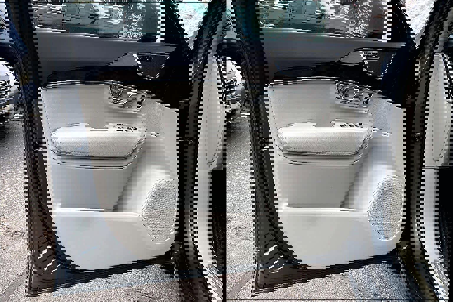 Used 2017 Volvo XC90 T6 Momentum w/ Vision Package image 21