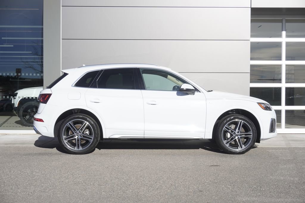 Used 2023 Audi Q5 e Premium w/ Convenience Package image 7