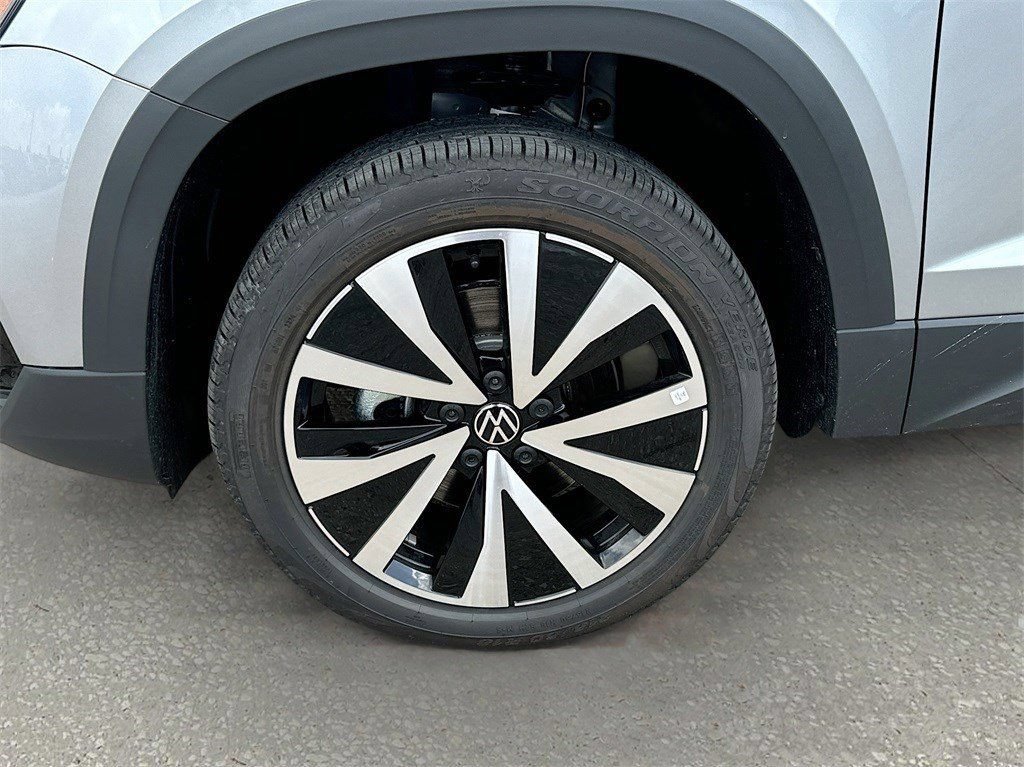 Used 2024 Volkswagen Taos SE FWD image 34