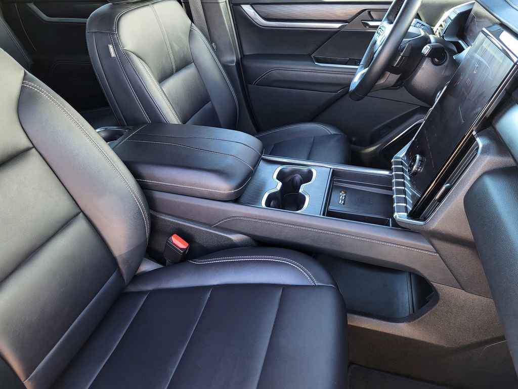 Used 2024 GMC Acadia Elevation image 11