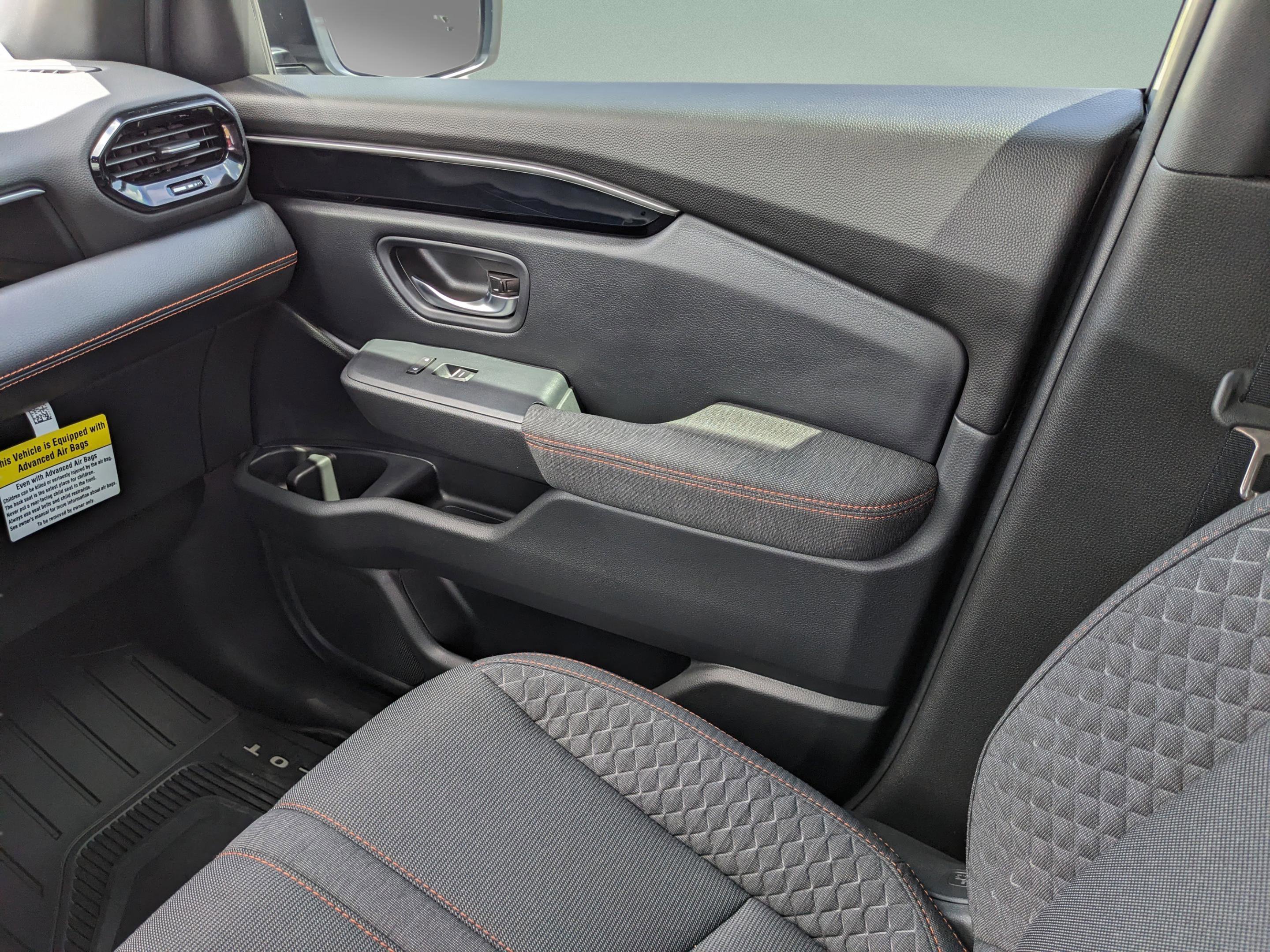 Used 2025 Honda Pilot Sport image 16