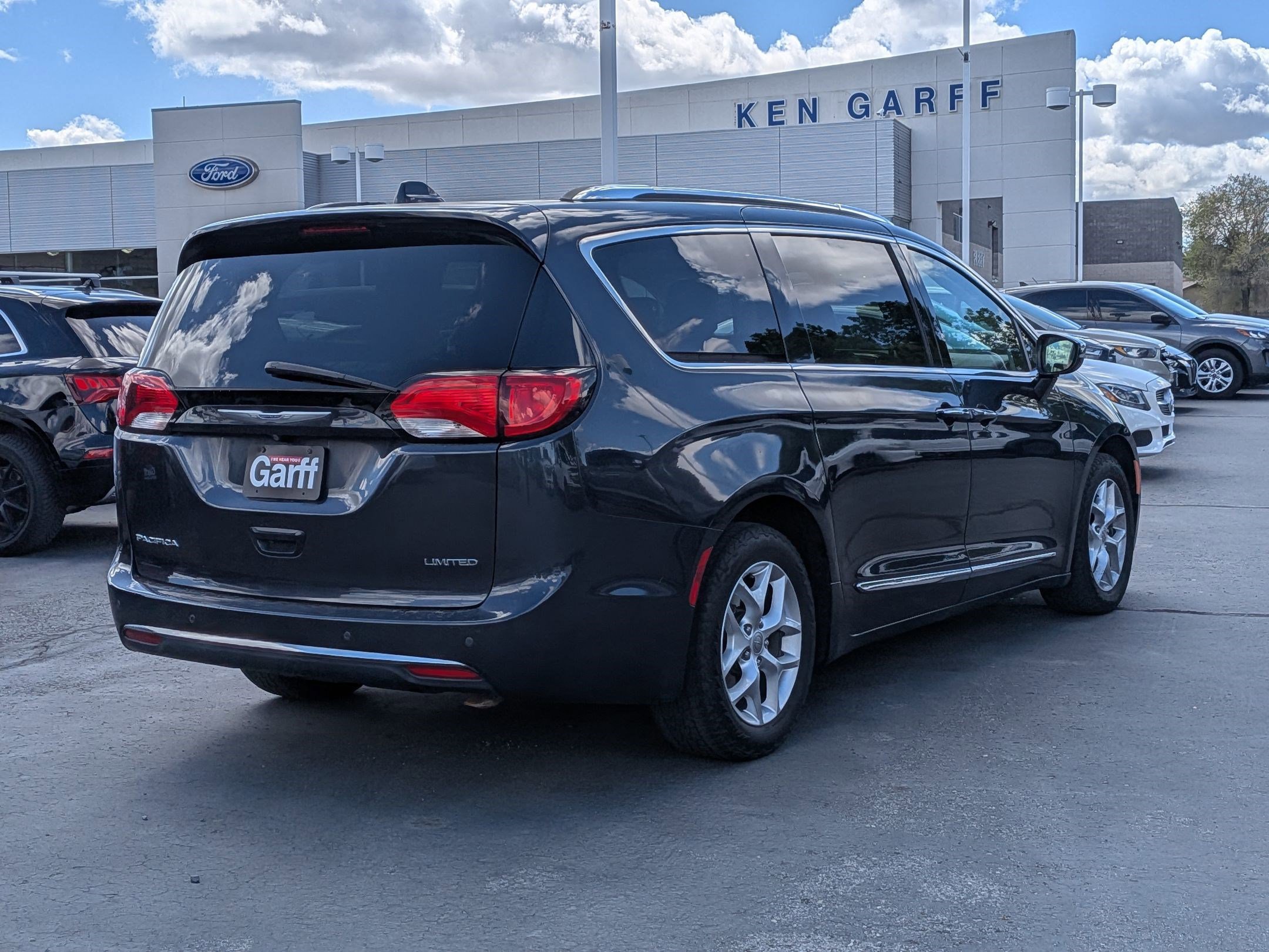 Used 2020 Chrysler Pacifica Limited FWD image 3