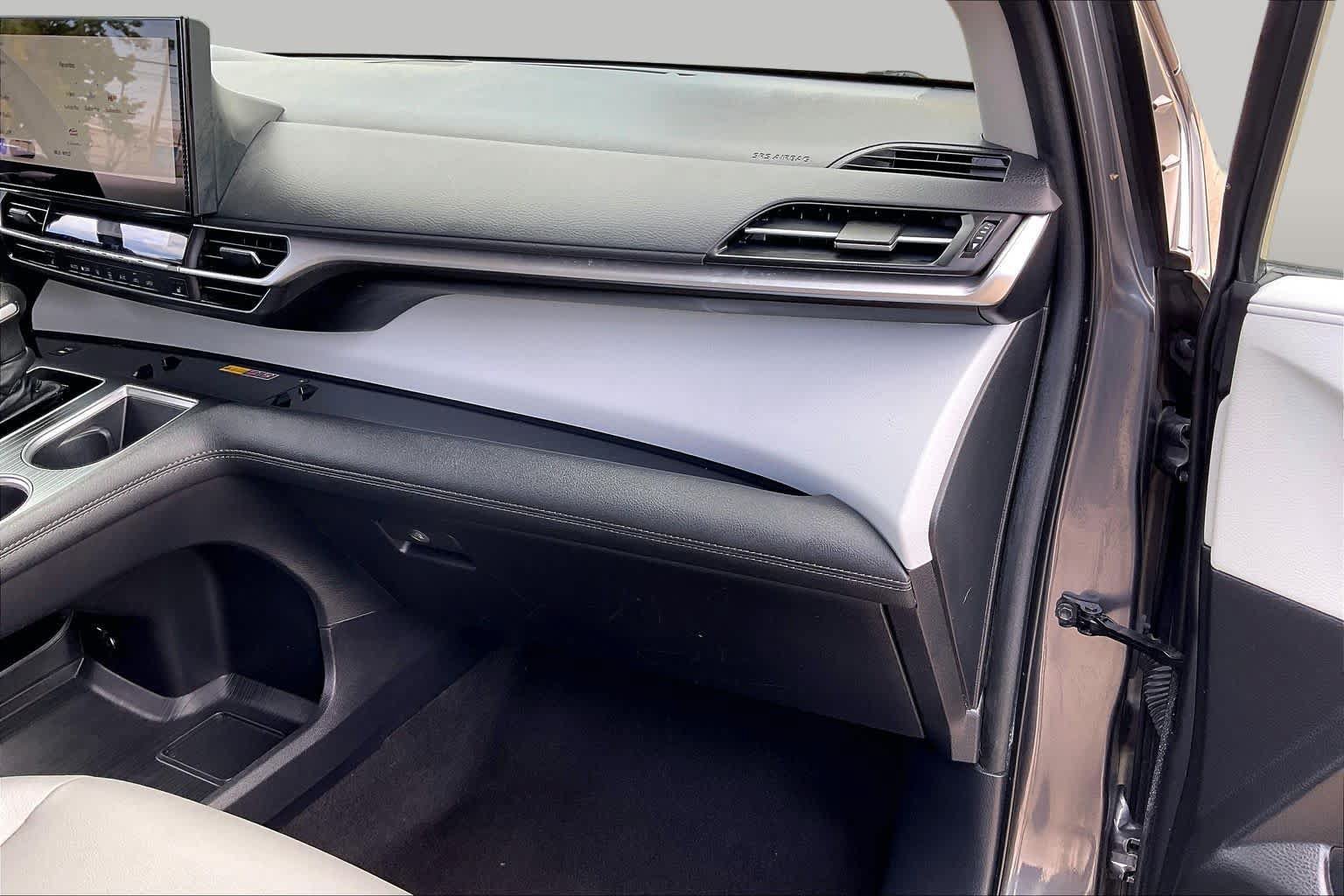 Used 2025 Toyota Sienna XLE FWD image 17