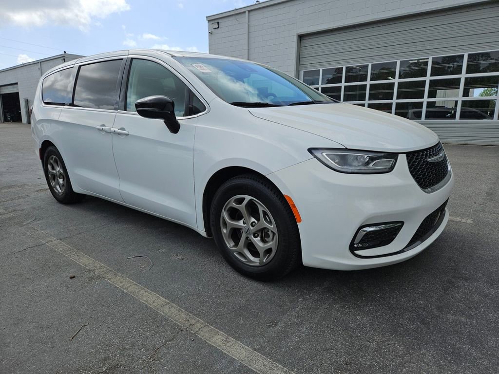 Used 2024 Chrysler Pacifica Limited image 5