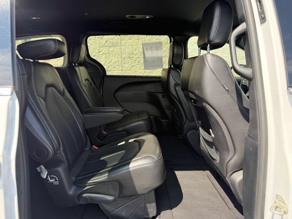 Used 2025 Chrysler Pacifica Select FWD image 16