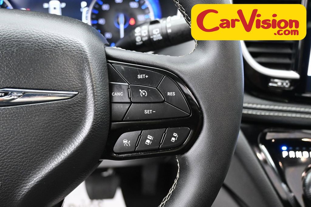 Used 2025 Chrysler Pacifica Limited image 19