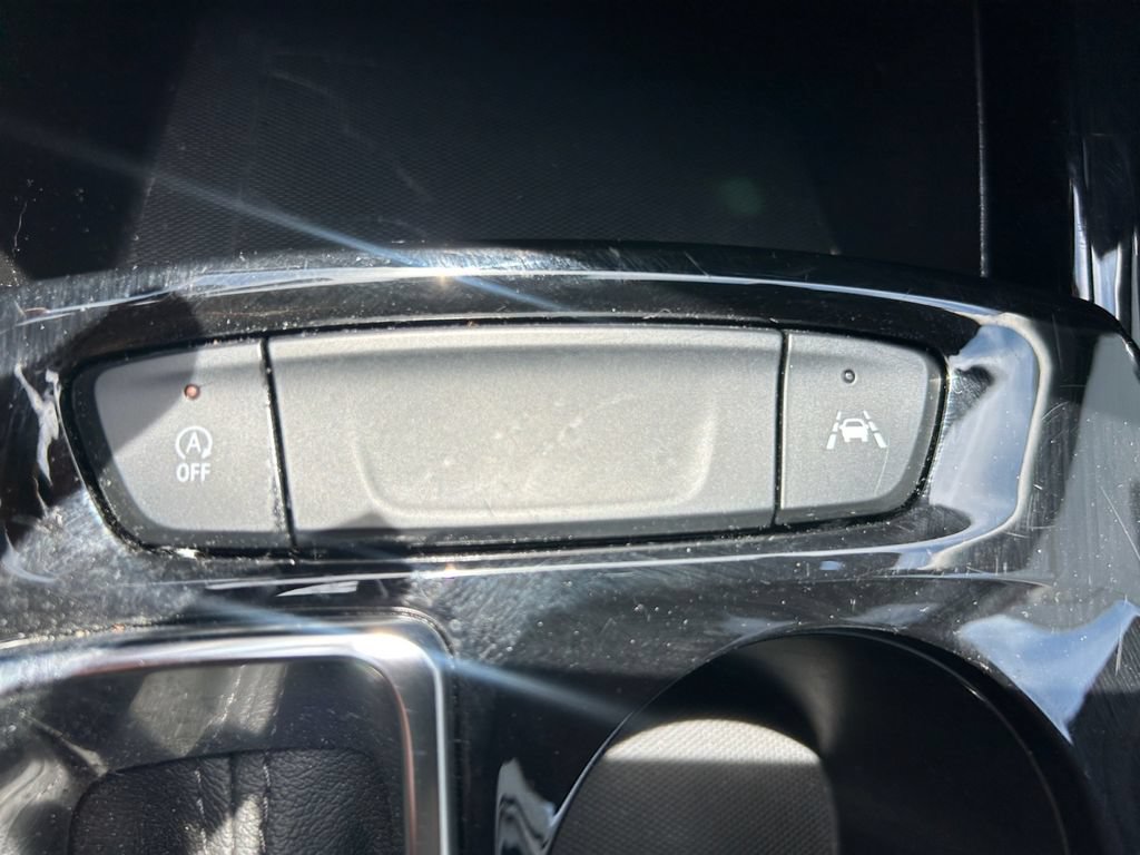 Used 2025 Chevrolet Trax LT FWD image 22