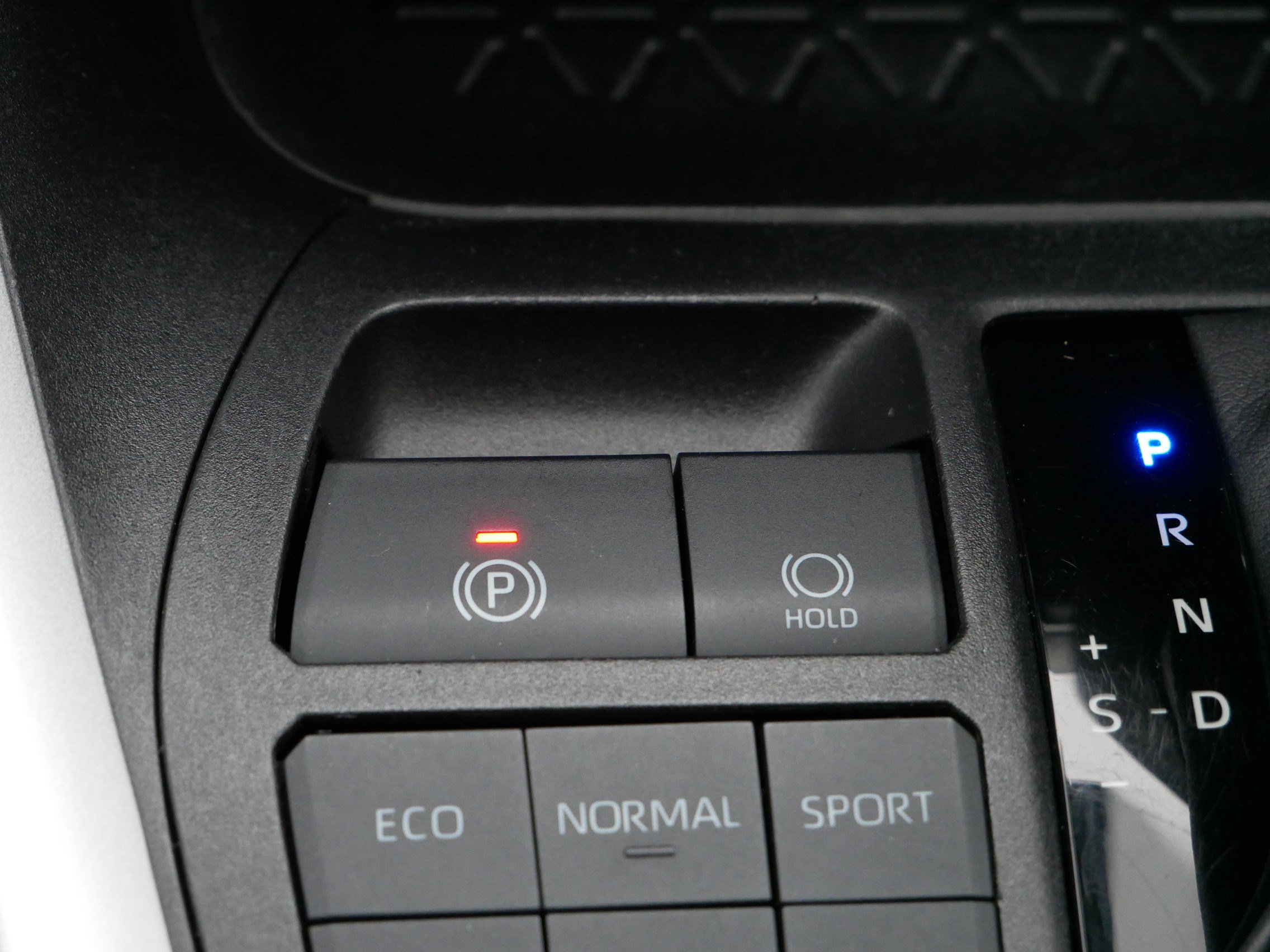 Used 2022 Toyota RAV4 XLE w/ Convenience Package image 32