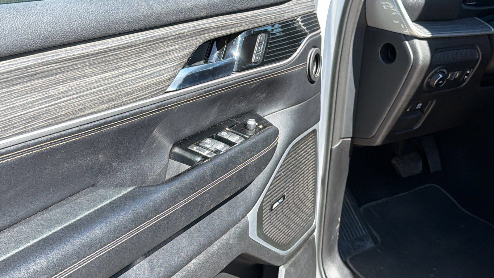 Used 2023 Jeep Wagoneer Series III w/ Preferred Equipment Group image 15