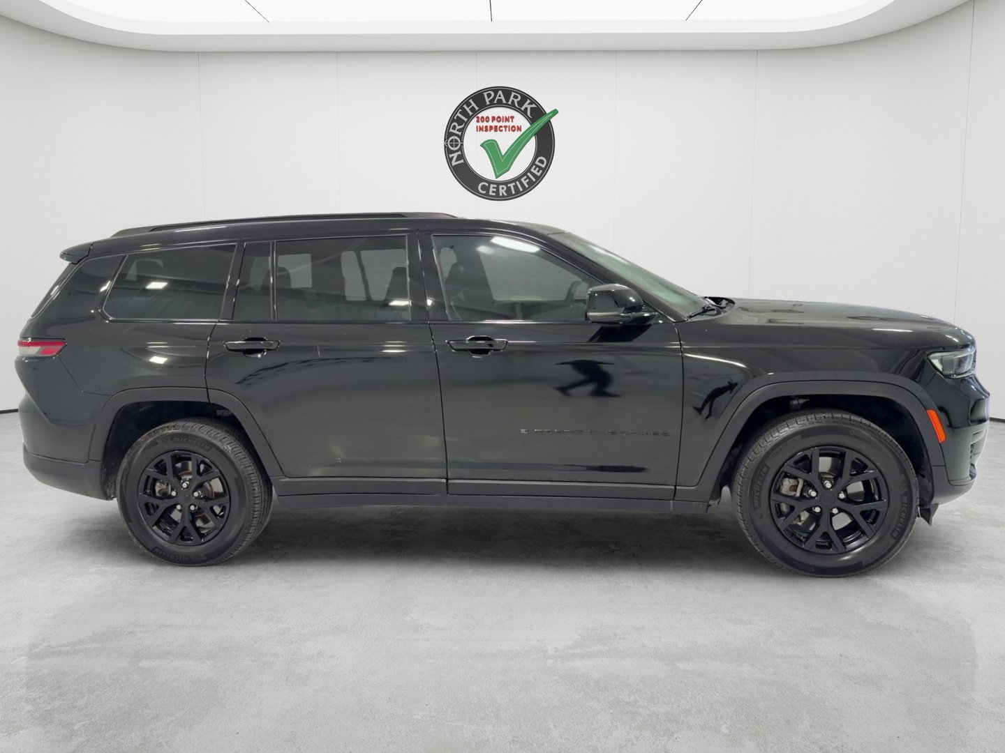 Used 2024 Jeep Grand Cherokee L Laredo AWD/4WD image 5