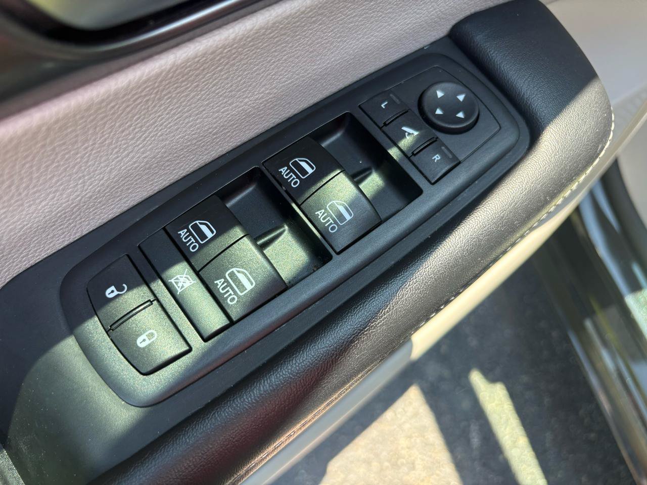 Used 2017 Chrysler Pacifica Limited w/ UConnect Theater Package FWD image 11