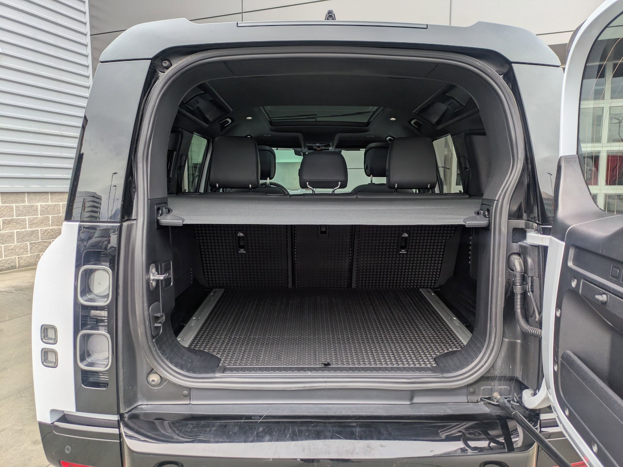 Certified 2023 Land Rover Defender 110 image 28