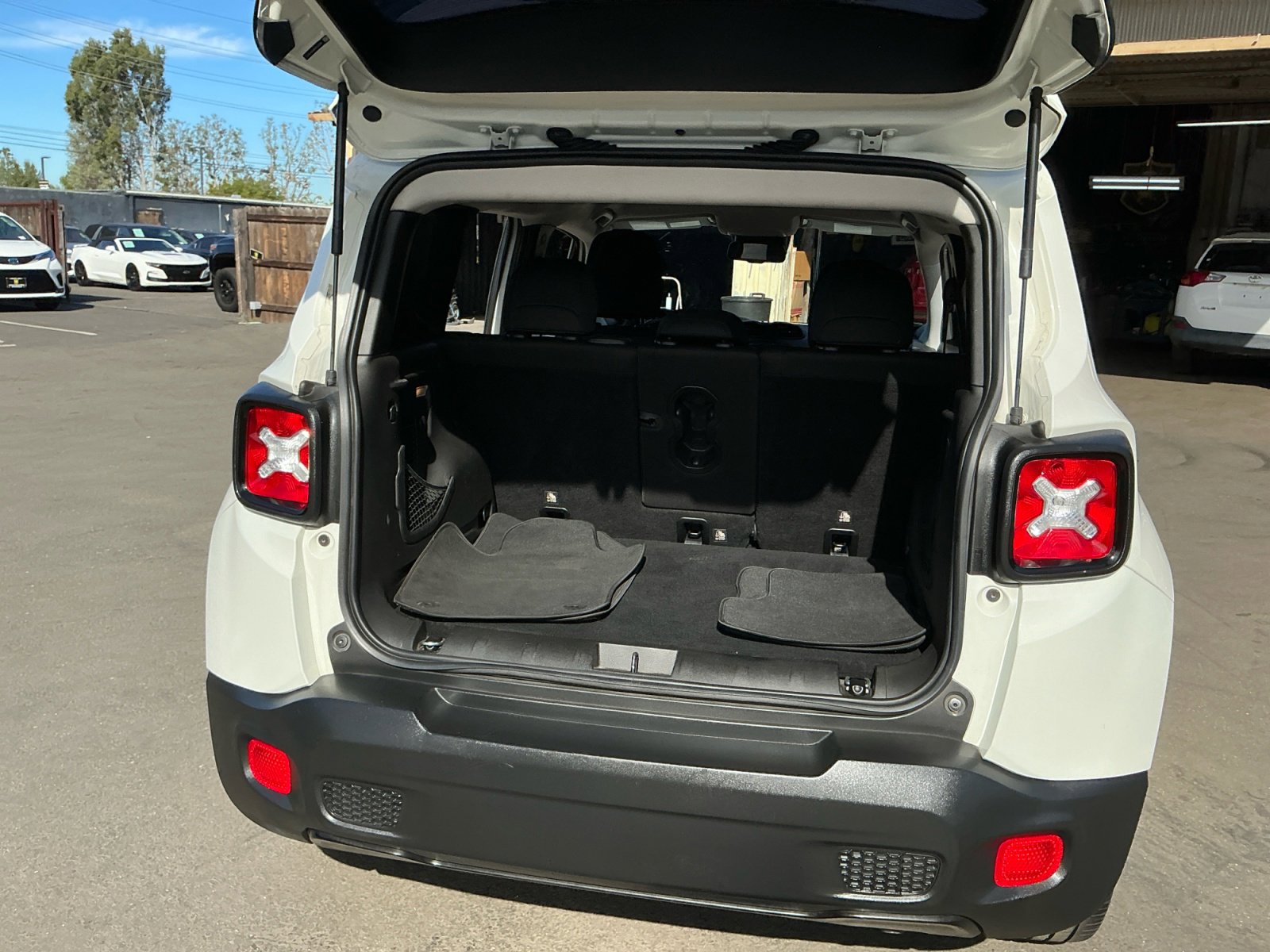 Used 2019 Jeep Renegade Altitude w/ Quick Order Package 2XM FWD image 25