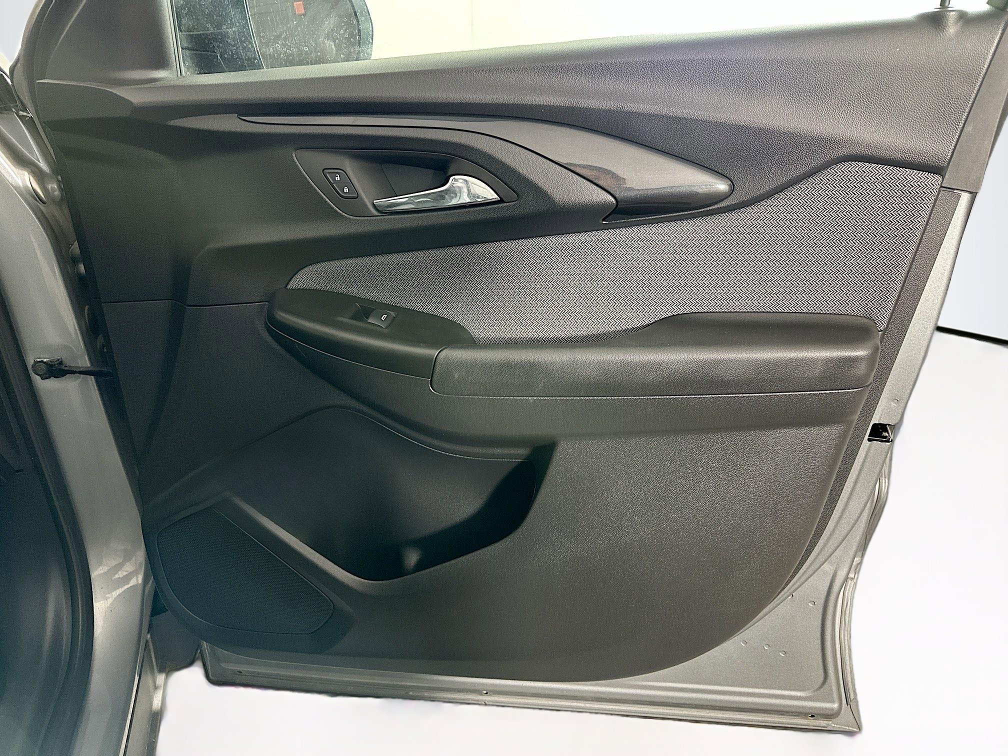 Used 2023 Chevrolet TrailBlazer LS image 29