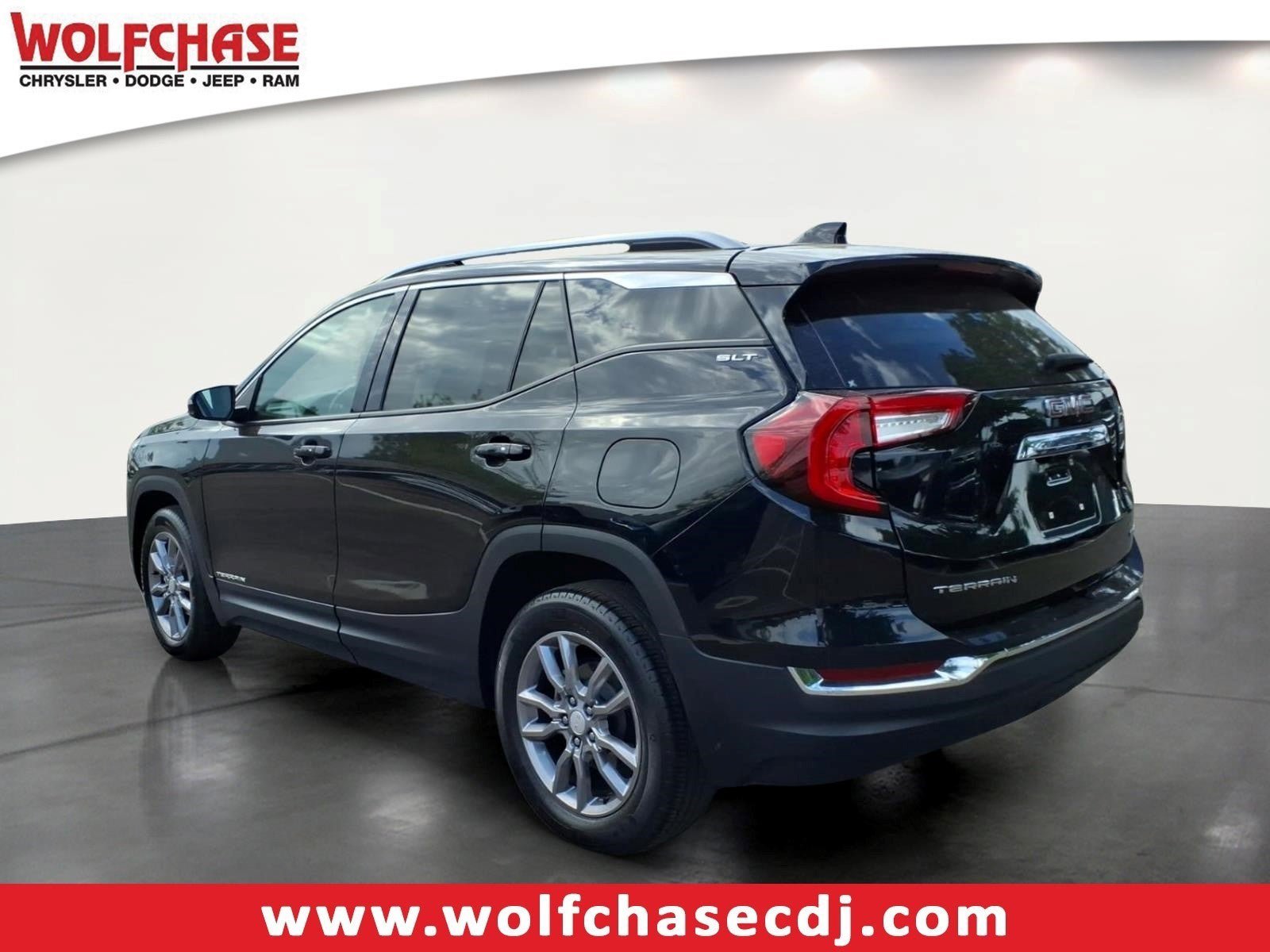 Used 2024 GMC Terrain SLT AWD/4WD image 3