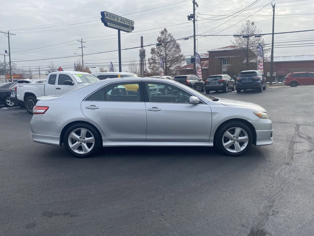 Used 2011 Toyota Camry SE w/ SE Extra-Value Pkg #1 FWD image 4