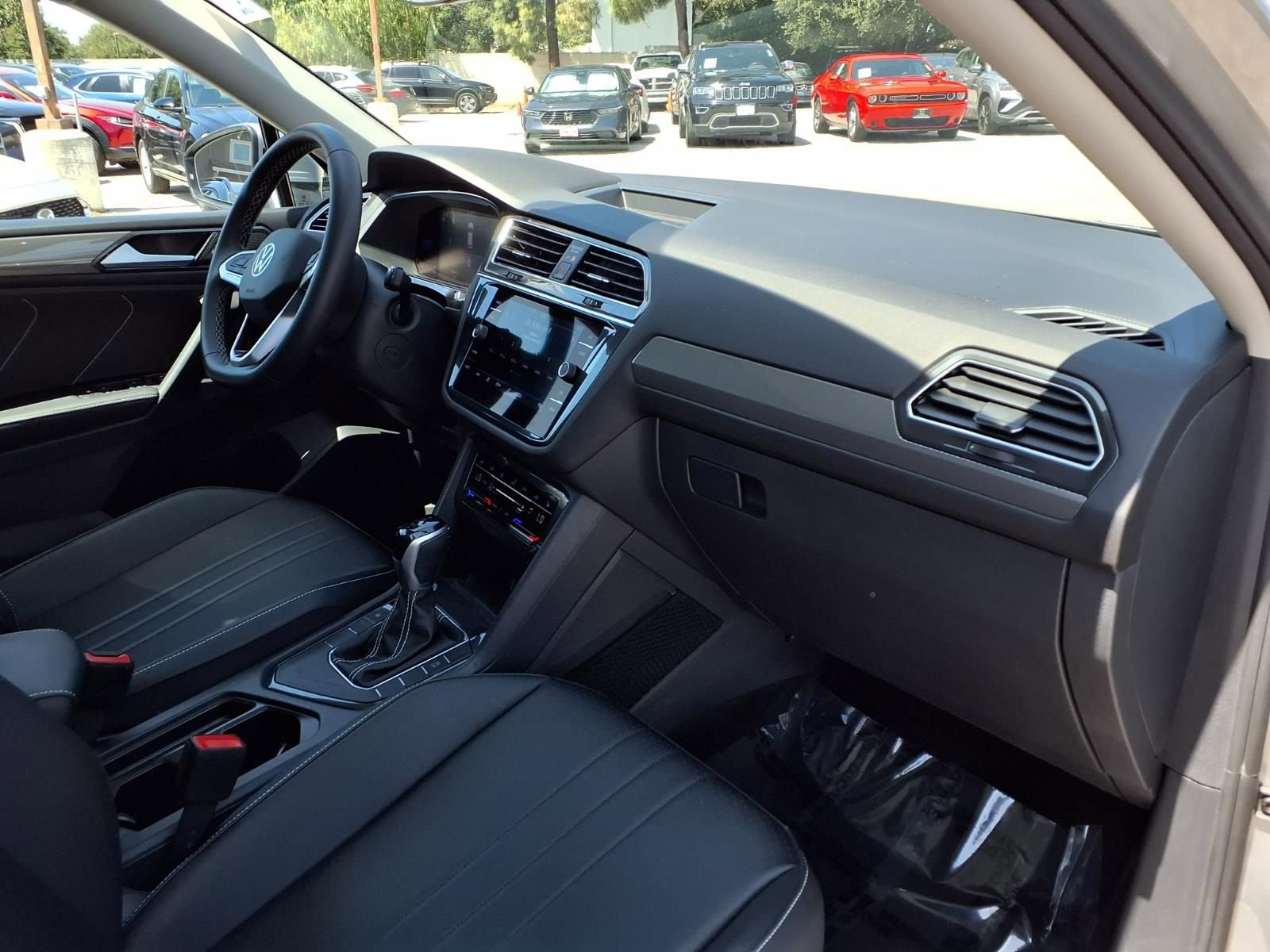 Certified 2023 Volkswagen Tiguan SE w/ Panoramic Sunroof Package FWD image 23