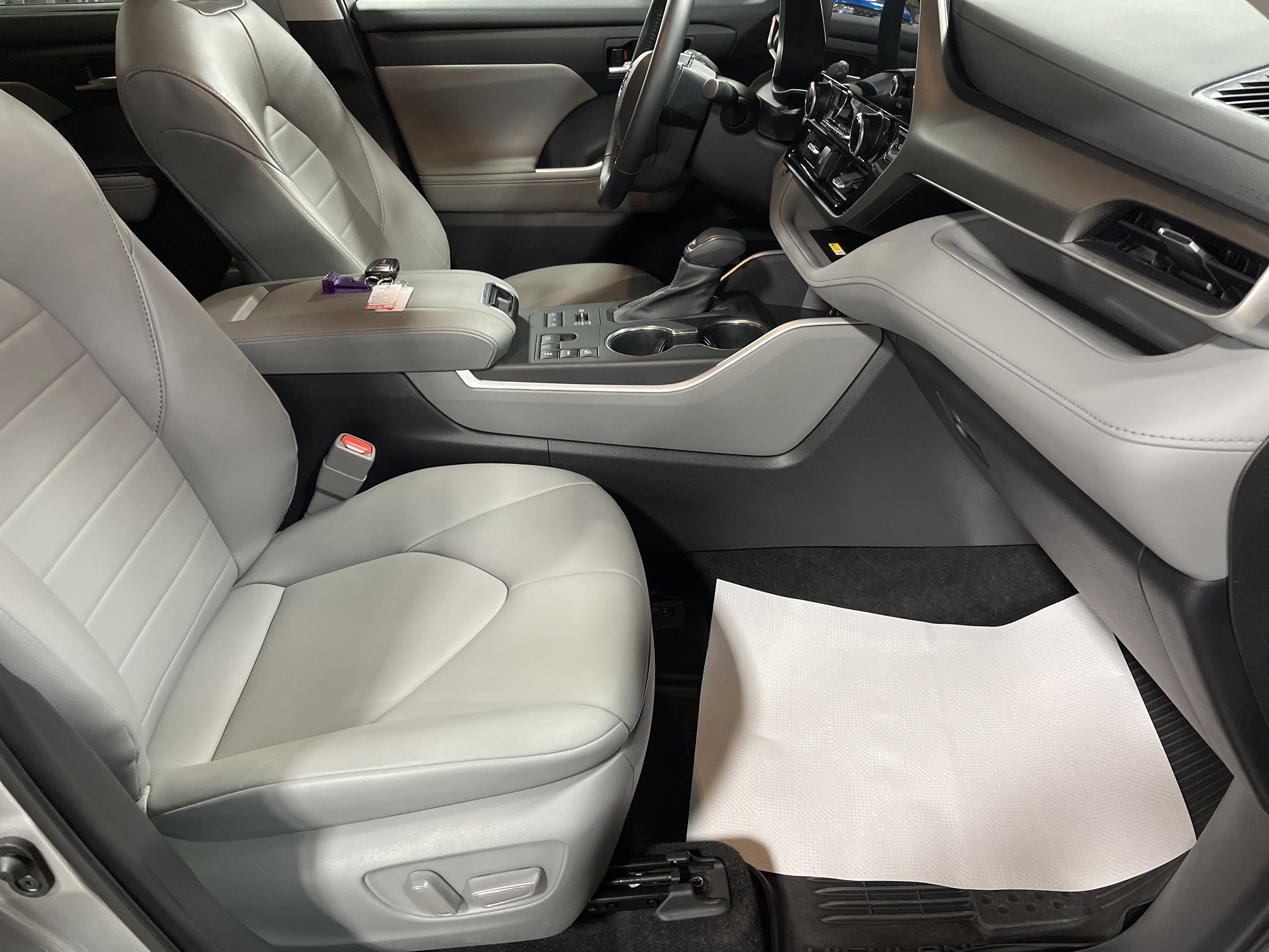 Used 2023 Toyota Highlander XLE image 13