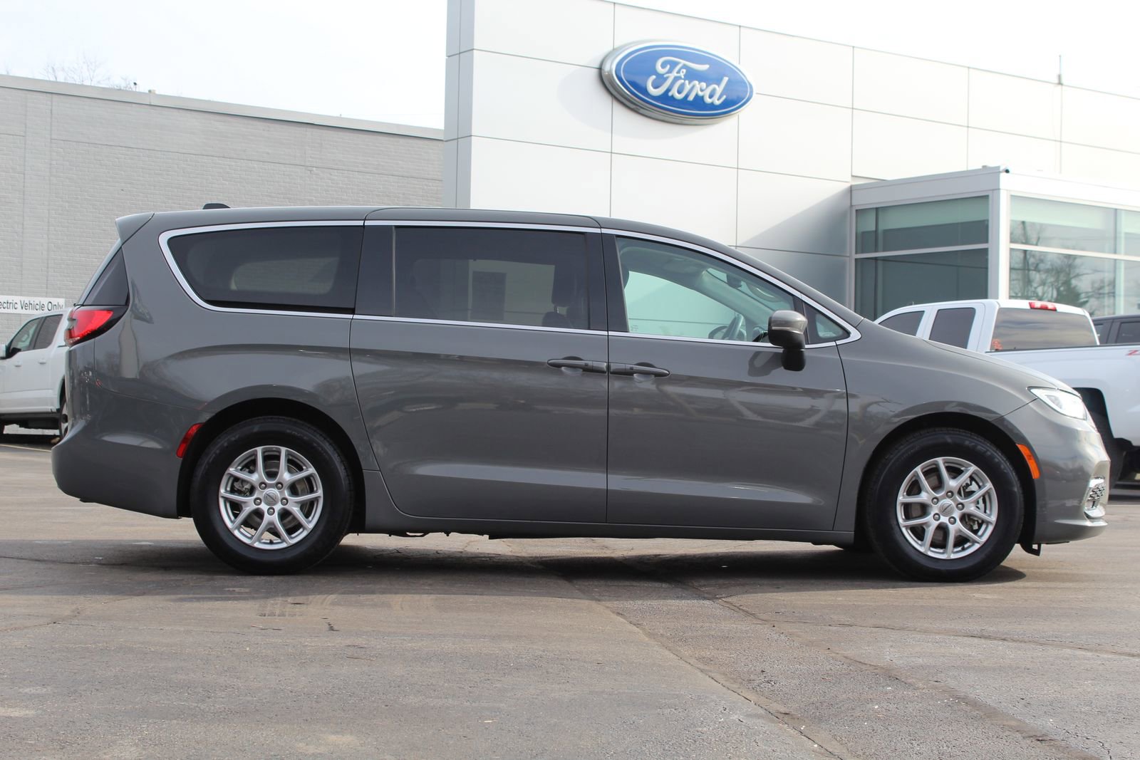 Used 2023 Chrysler Pacifica Touring-L image 8