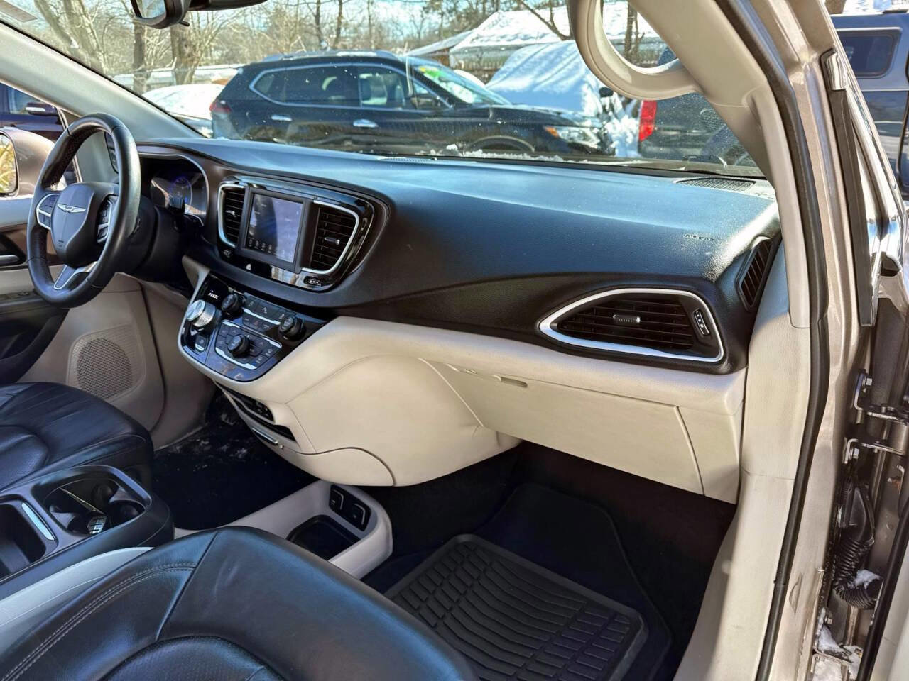 Used 2018 Chrysler Pacifica Touring-L image 7