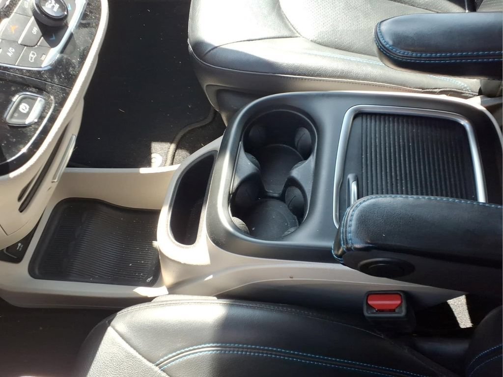 Used 2021 Chrysler Pacifica Touring-L FWD image 14