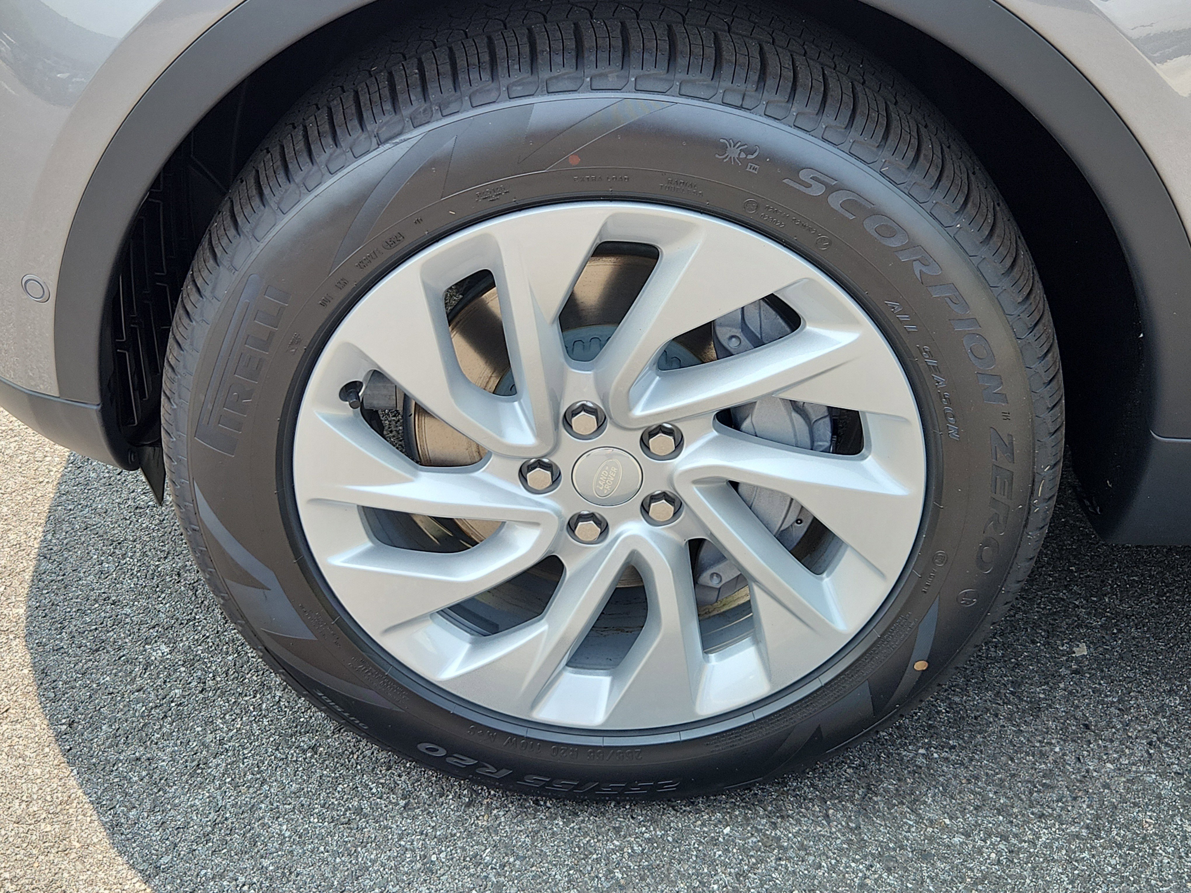 New 2025 Land Rover Discovery S image 9