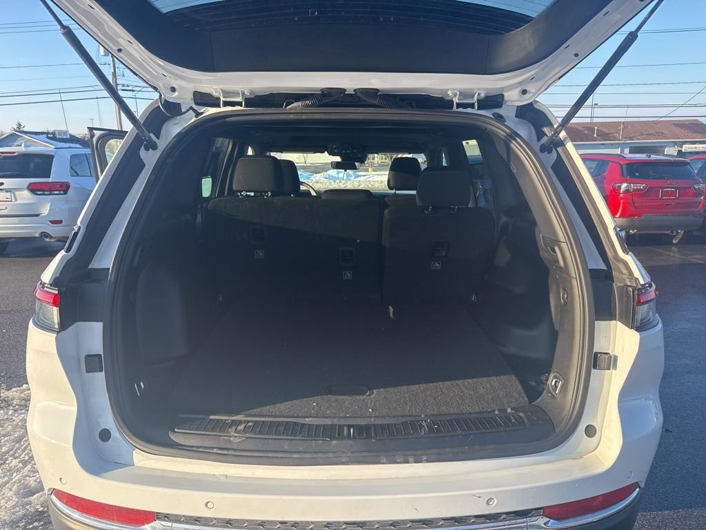 Used 2025 Jeep Grand Cherokee Laredo X image 18