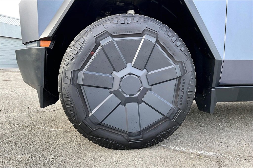 Used 2024 Tesla Cybertruck AWD Crew Cab image 34