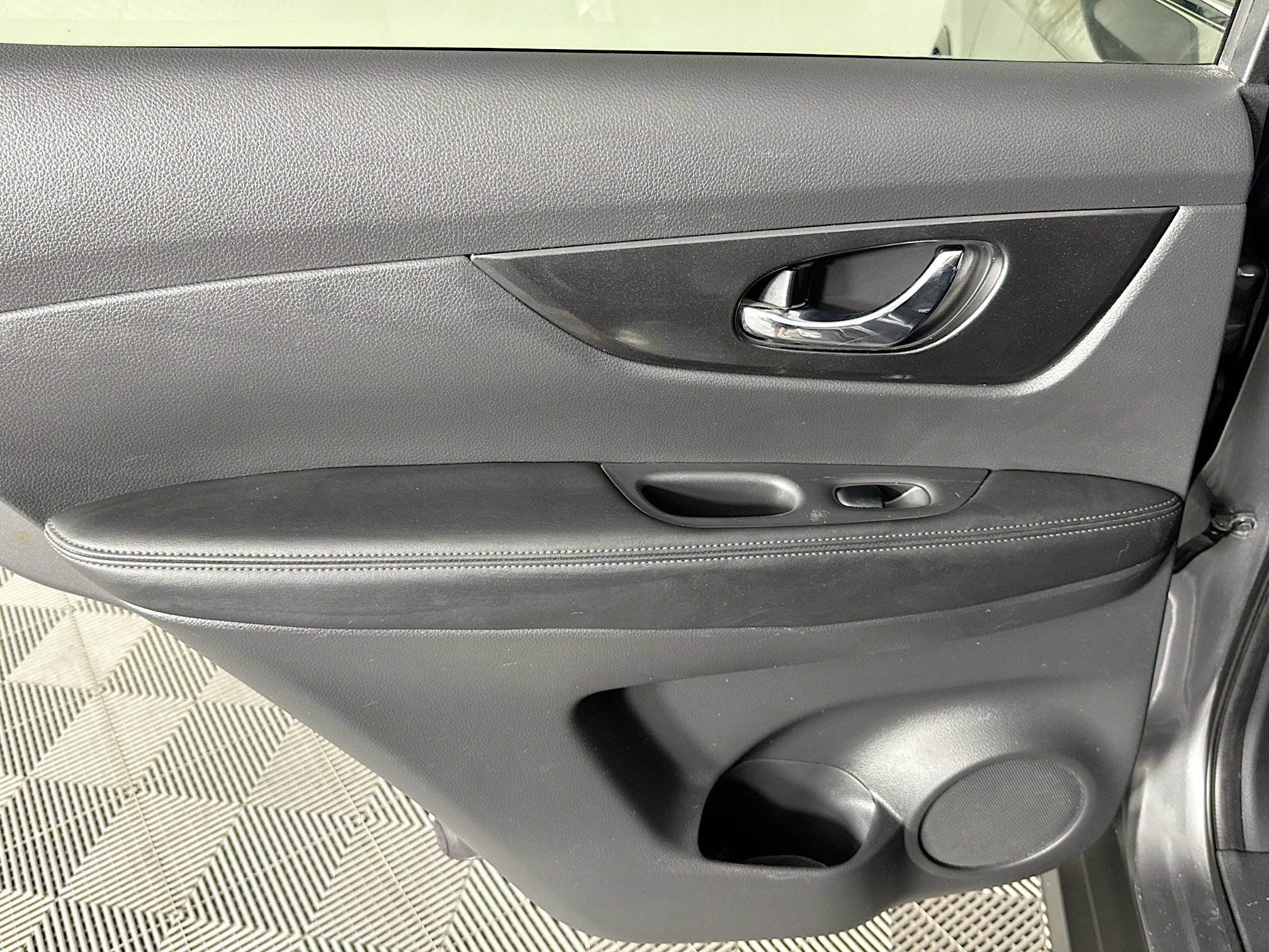 Used 2017 Nissan Rogue SV FWD image 25