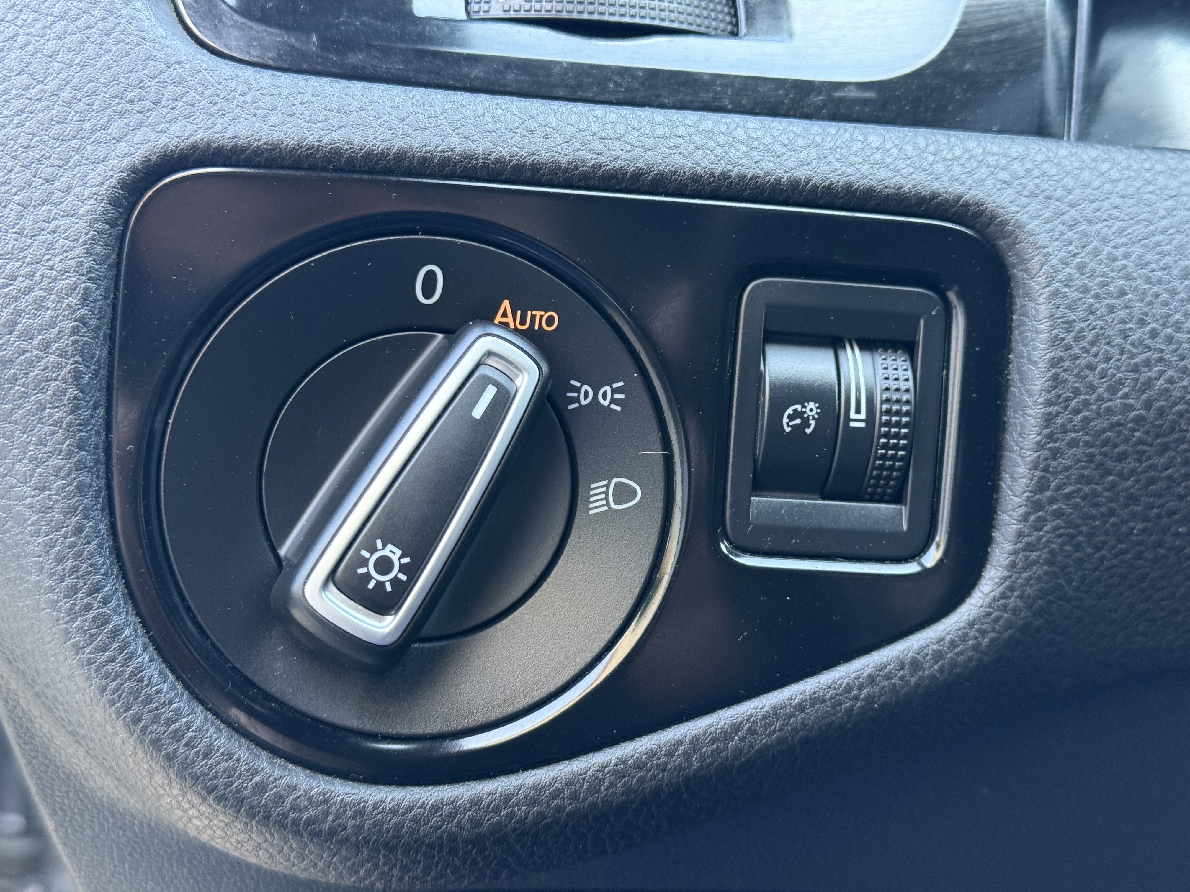 Used 2015 Volkswagen Golf R 4-Door image 30