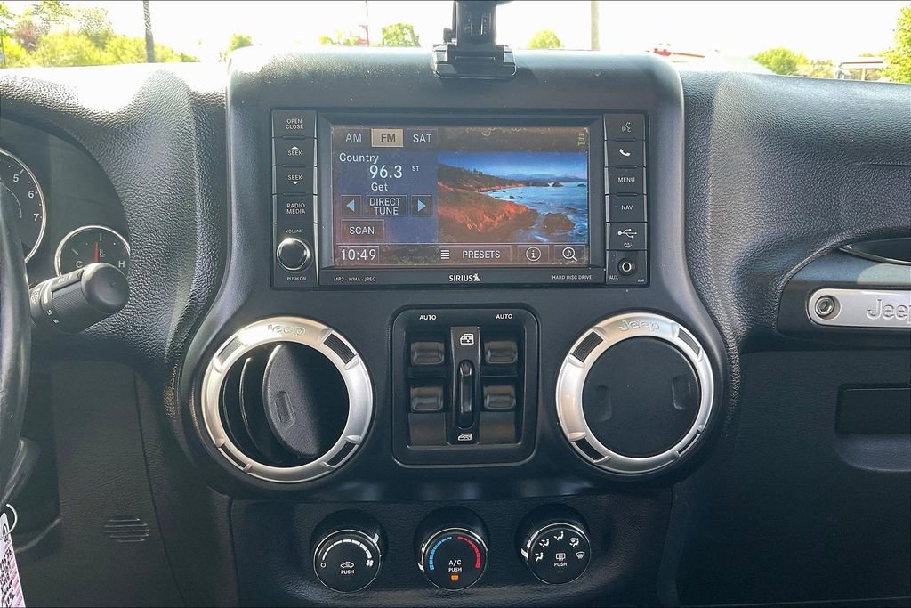 Used 2015 Jeep Wrangler Unlimited Rubicon w/ Connectivity Group AWD/4WD image 13