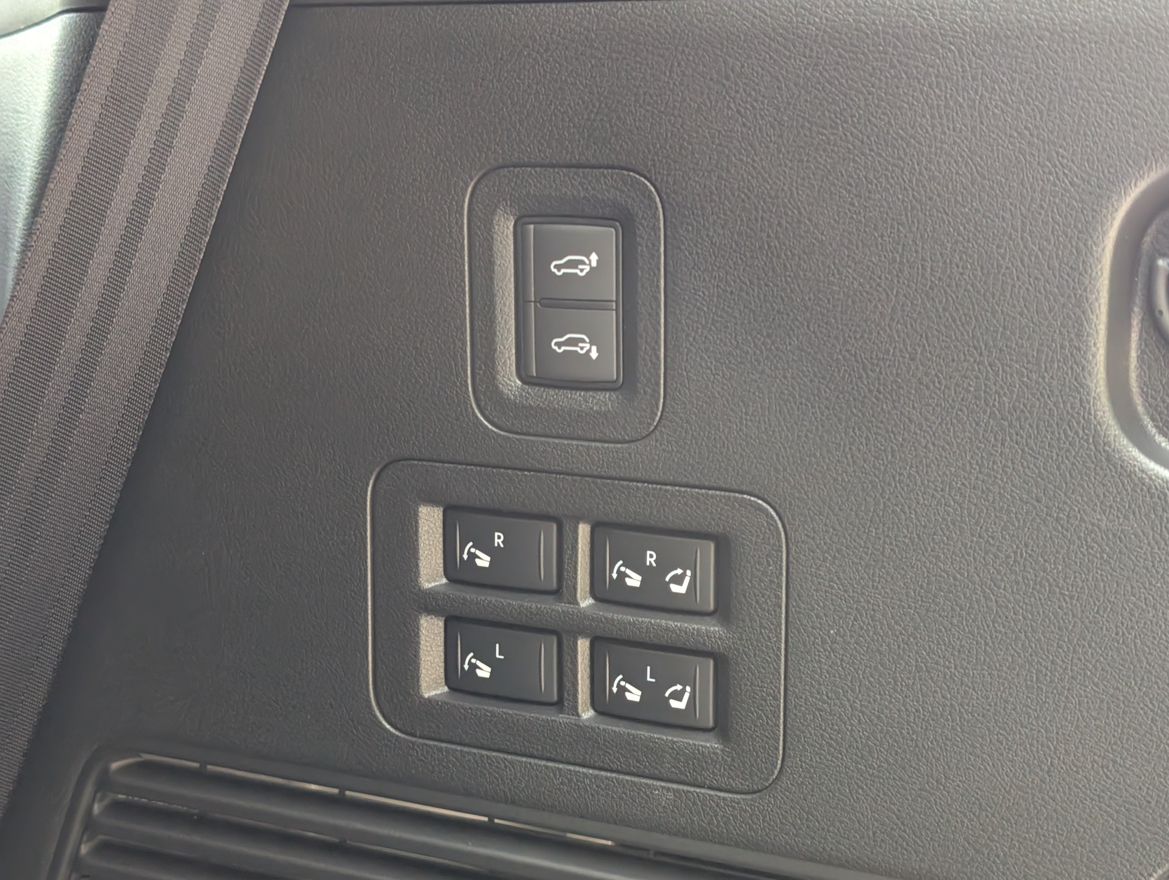 Used 2026 Nissan Armada PRO-4X w/ Captain's Chari Seat Package AWD/4WD image 21