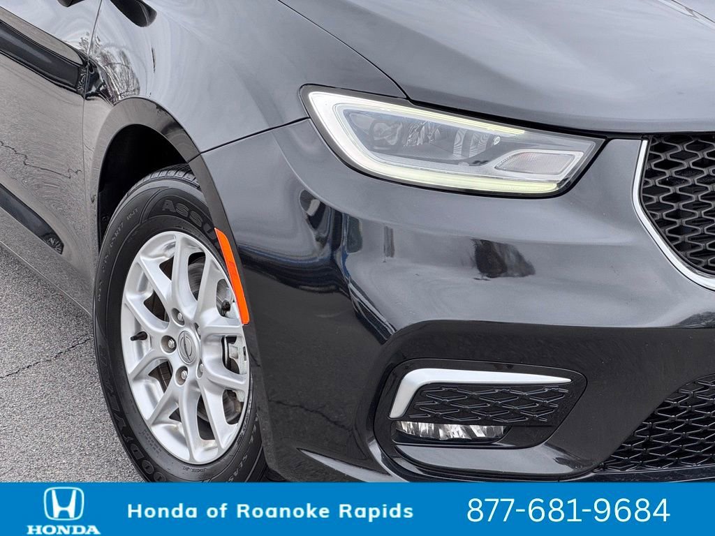 Used 2023 Chrysler Pacifica Touring-L image 42