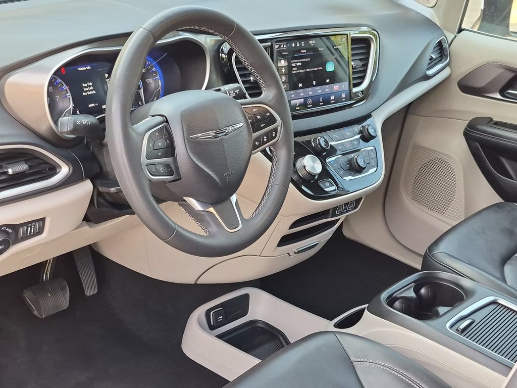 Used 2023 Chrysler Pacifica Touring-L FWD image 19