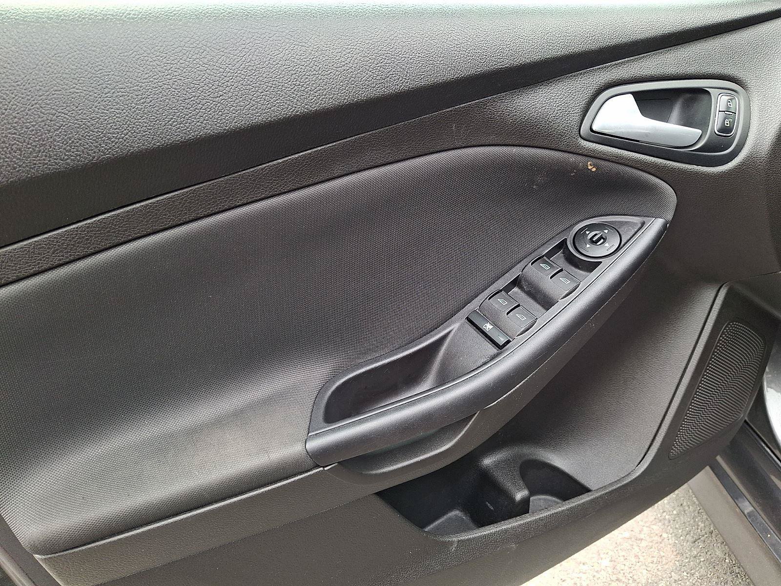 Used 2016 Ford Focus SE w/ SE Sport Package FWD image 12