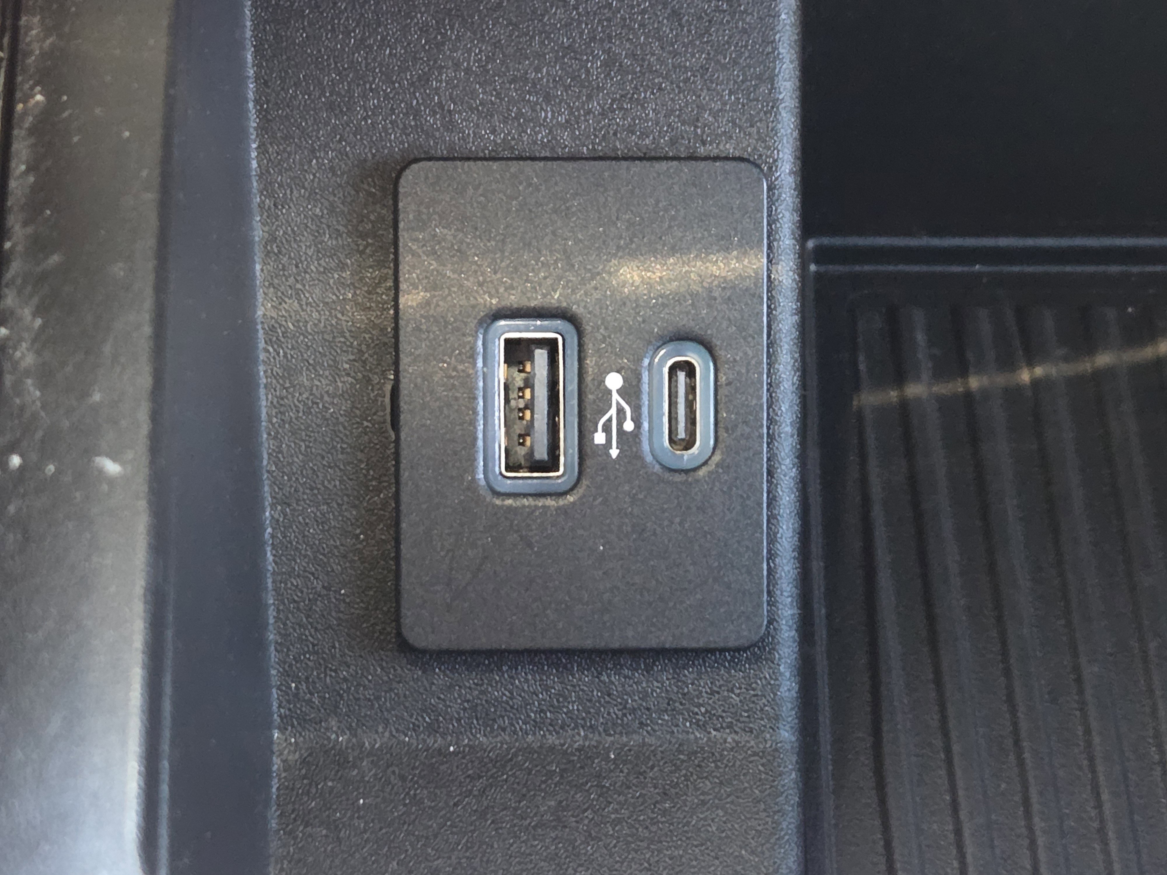 Used 2020 Ford F350 Lariat w/ Chrome Package image 24