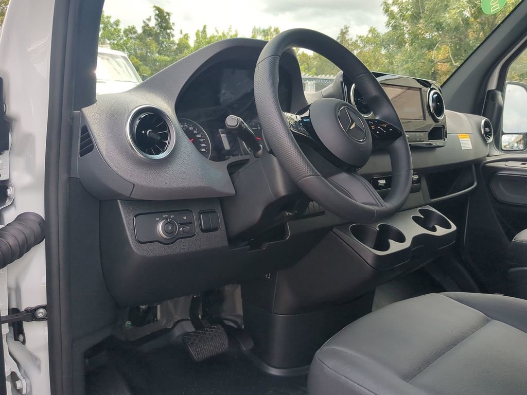 Used 2025 Mercedes-Benz Sprinter 2500 image 2