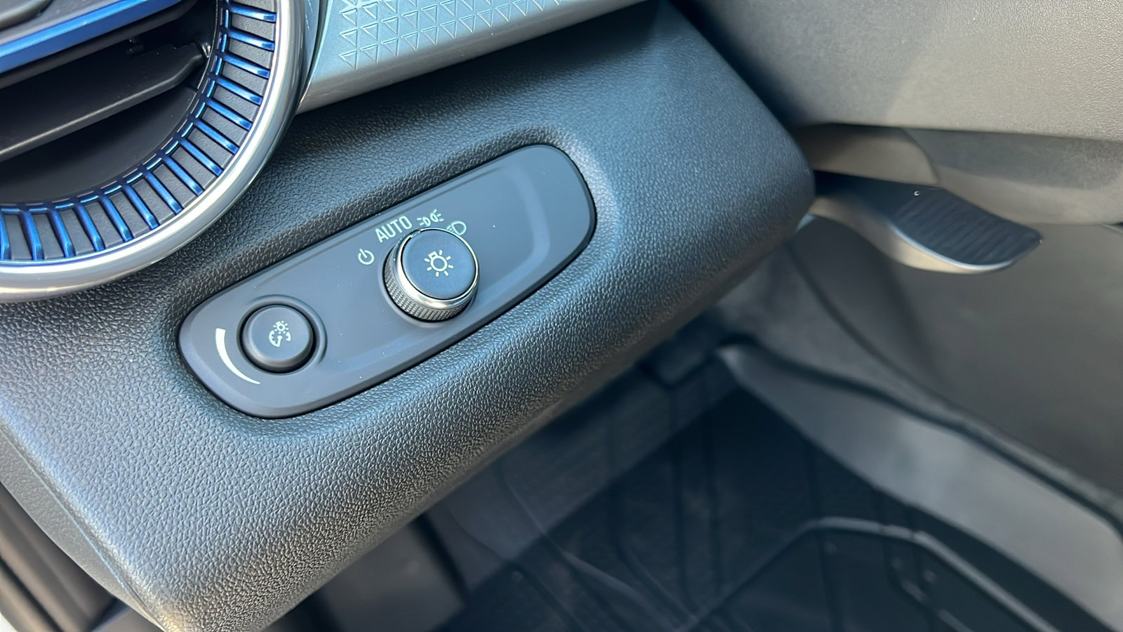 New 2026 Chevrolet Trax LT w/ LT Convenience Package FWD image 28