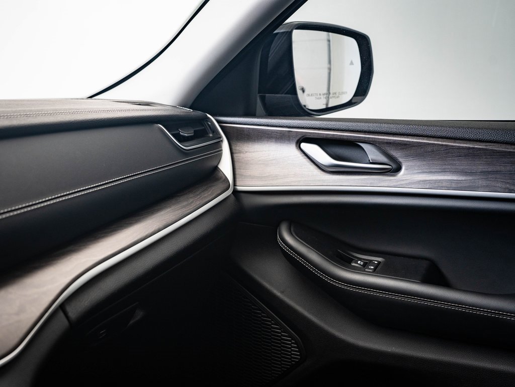 Used 2024 Jeep Grand Cherokee Limited w/ Luxury Tech Group II image 33