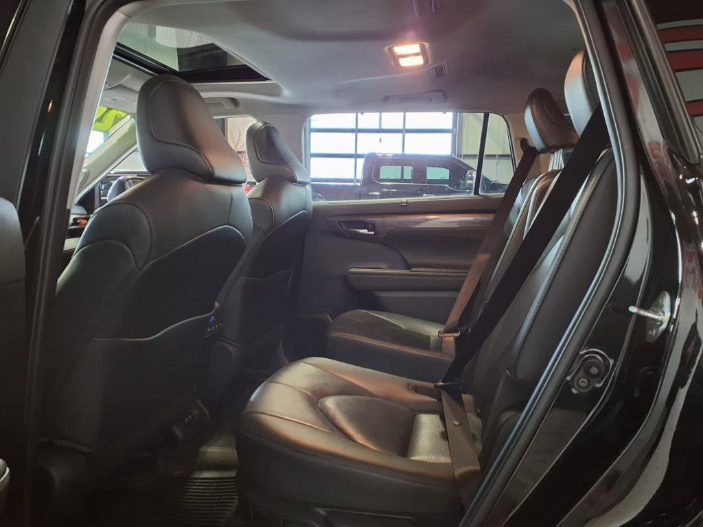 Used 2020 Toyota Highlander Limited image 16