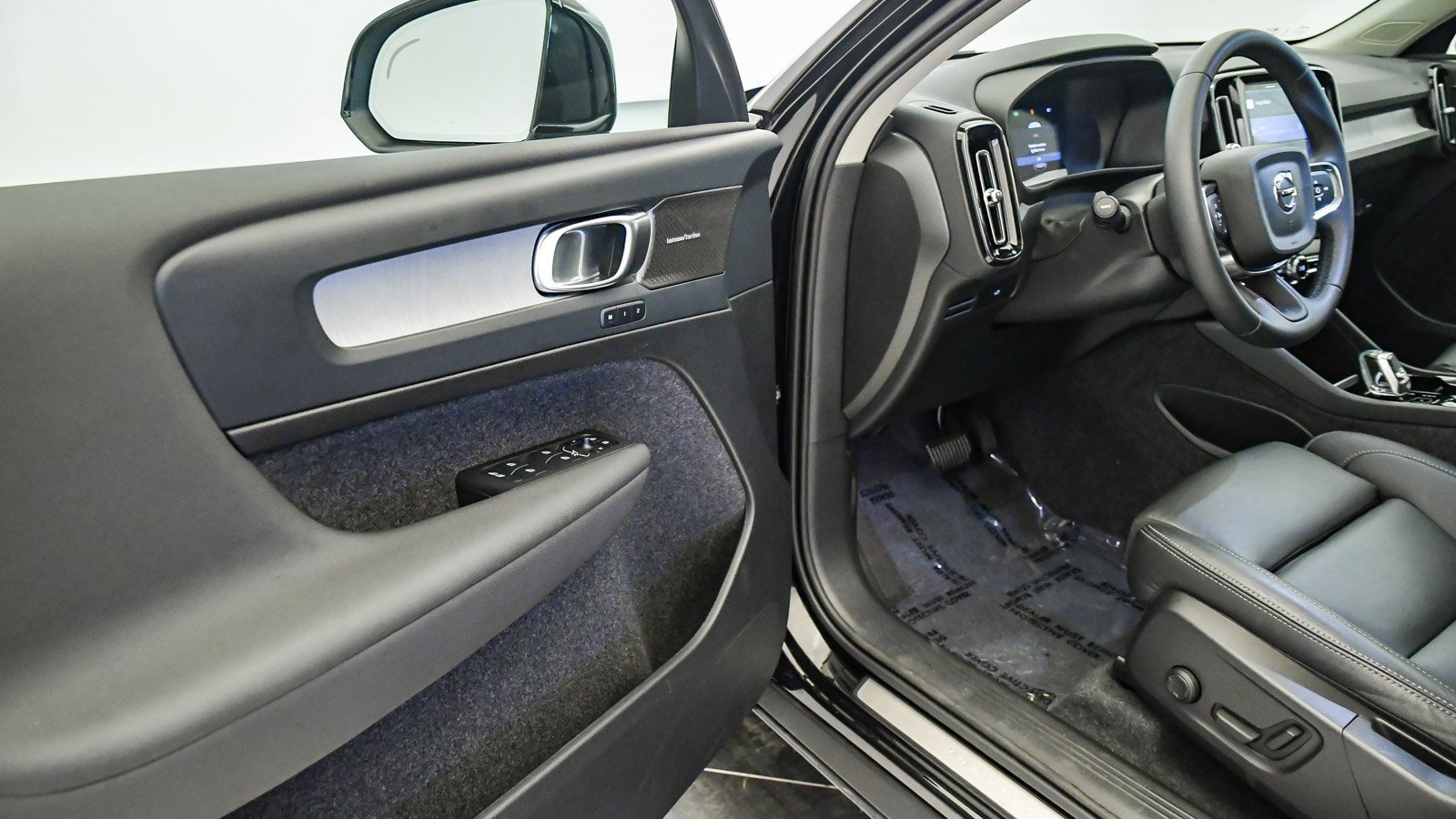 Certified 2025 Volvo XC40 B5 Ultra w/ Climate Package image 23