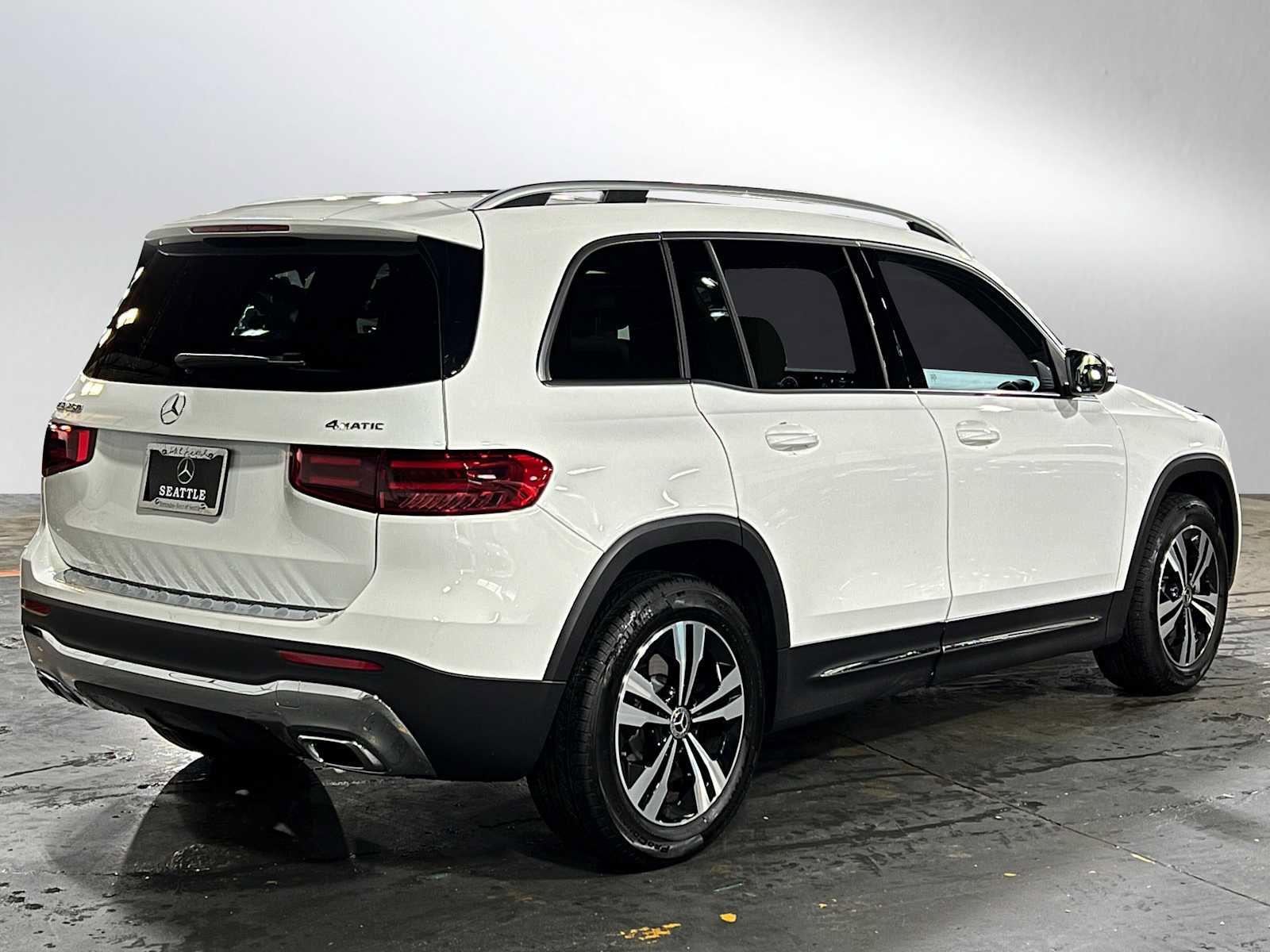 Used 2025 Mercedes-Benz GLB 250 4MATIC image 4